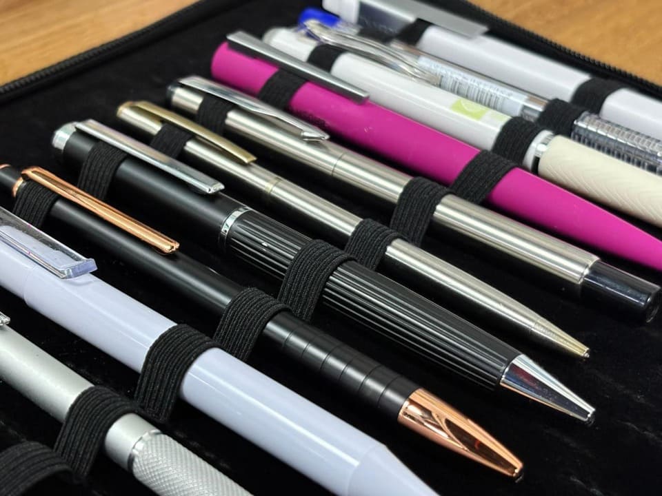 PEN HOLDER Booklet - Black